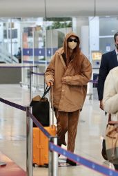 Gigi Hadid at Paris-Charles de Gaulle Airport 09/27/2021