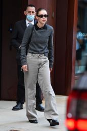 Gigi Hadid in a Grey Sweater in NY 09/10/2021