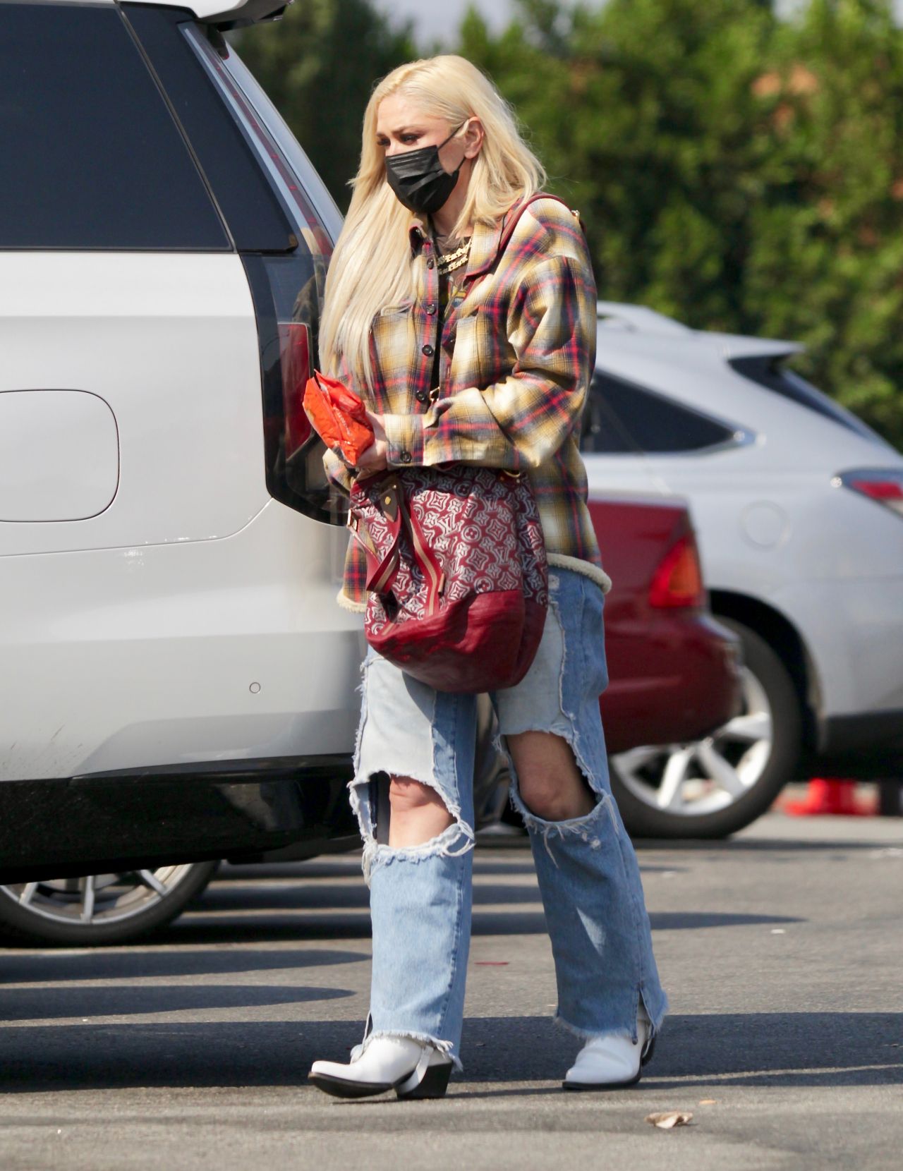 Gwen Stefani - Shopping in Los Angeles 09/26/2021 • CelebMafia