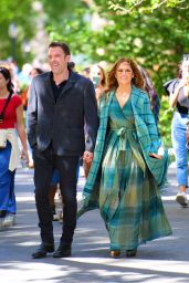 Jennifer Lopez and Ben Affleck - Kiss in NYC 09/26/2021