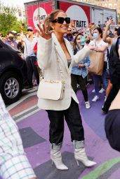 Jennifer Lopez - Arrives at her DSW Event in Union Square in NYC 09/12/2021