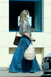 Kate Hudson - Grabs a Drink in Pacific Palisades 09/25/2021