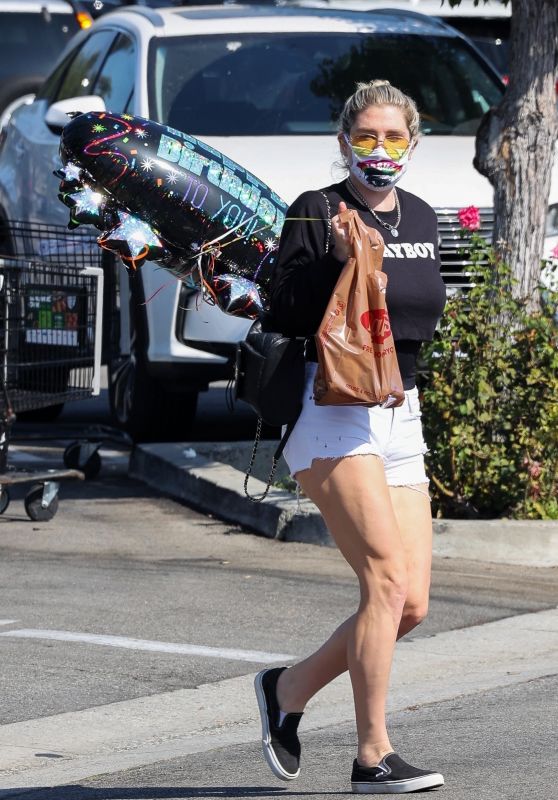 Kesha - Shopping for a Birthday Balloon at Ralph