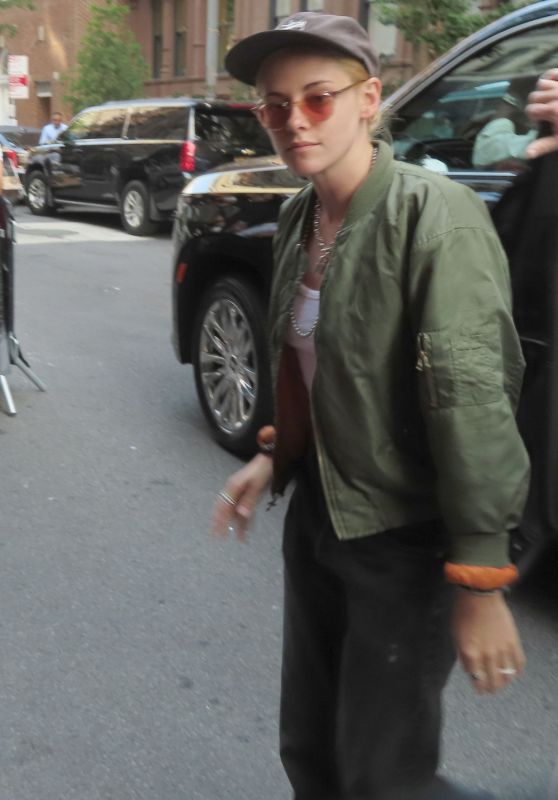 Kristen Stewart - Arrives at Carlyle in New York 09/14/2021