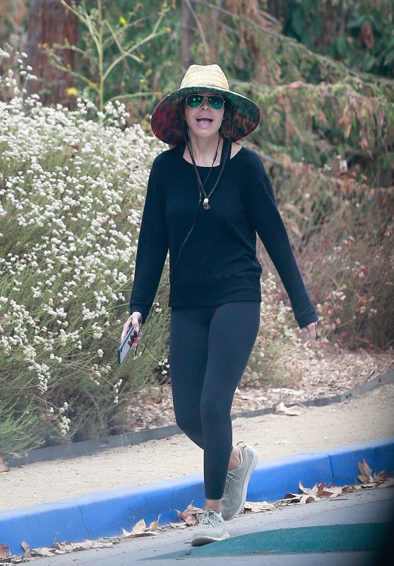 Lisa Rinna - Power Walk at TreePeople Park in Beverly Hills 09/26/2021