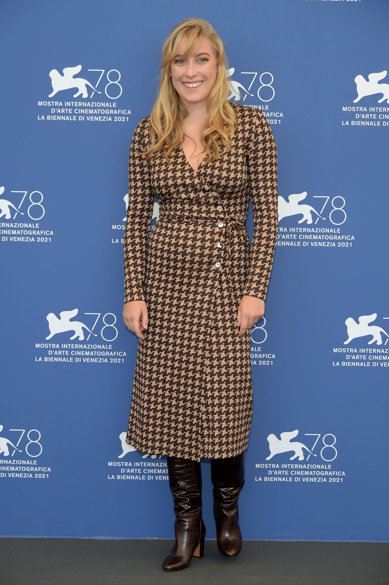 louise-orry-diquero-l-evenement-photocall-at-the-78th-venice-film