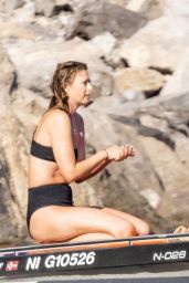 Maria Sharapova - Boating at the Cliffs of Nerano 09/03/2021