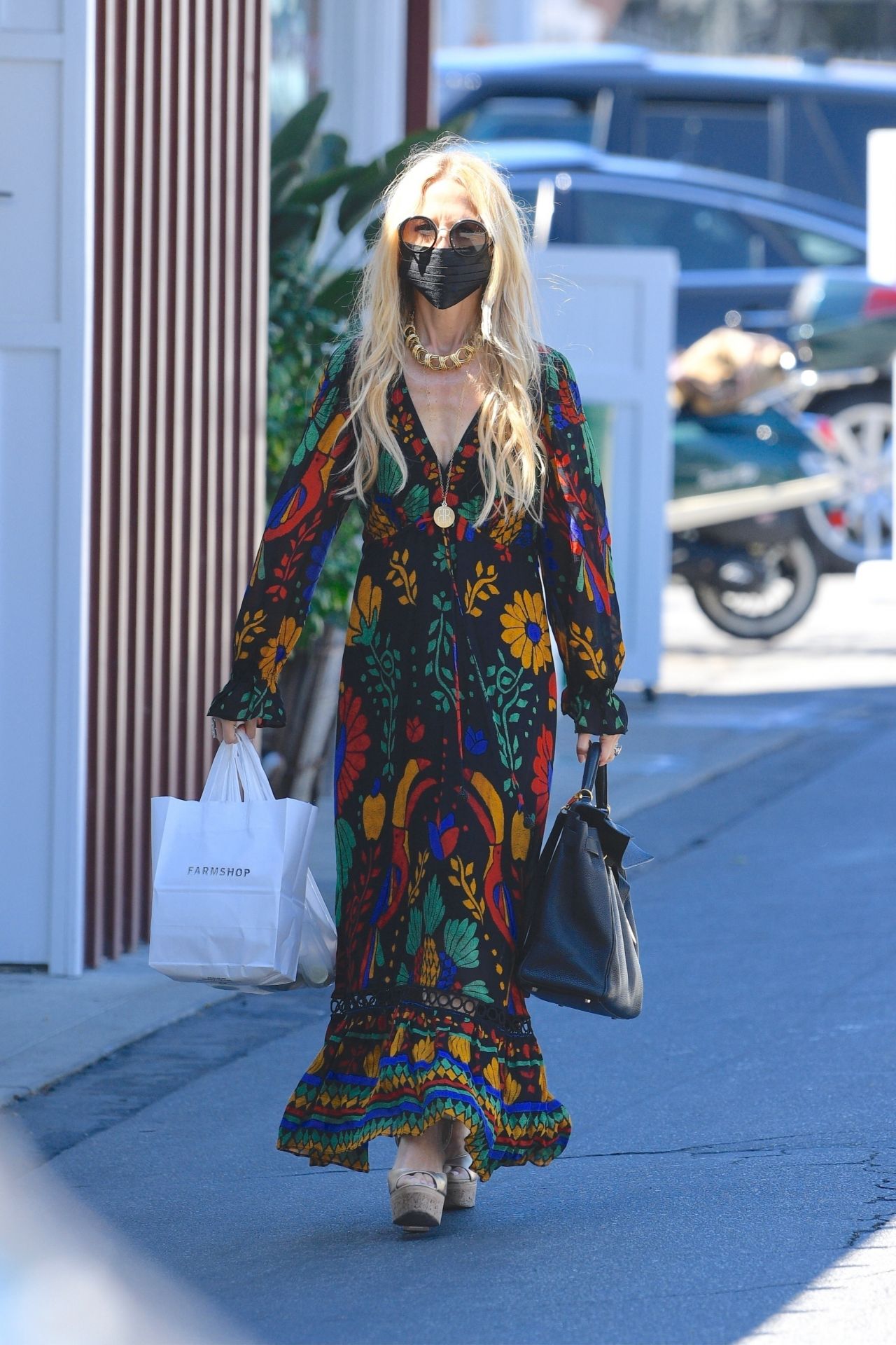Rachel Zoe Wears A Colorful Maxi Dress Shopping At The Brentwood Country Mart 09 04 2021 4 