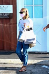 Reese Witherspoon - Shopping at the Brentwood Country Mart 09/07/2021