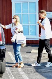 Reese Witherspoon - Shopping at the Brentwood Country Mart 09/07/2021