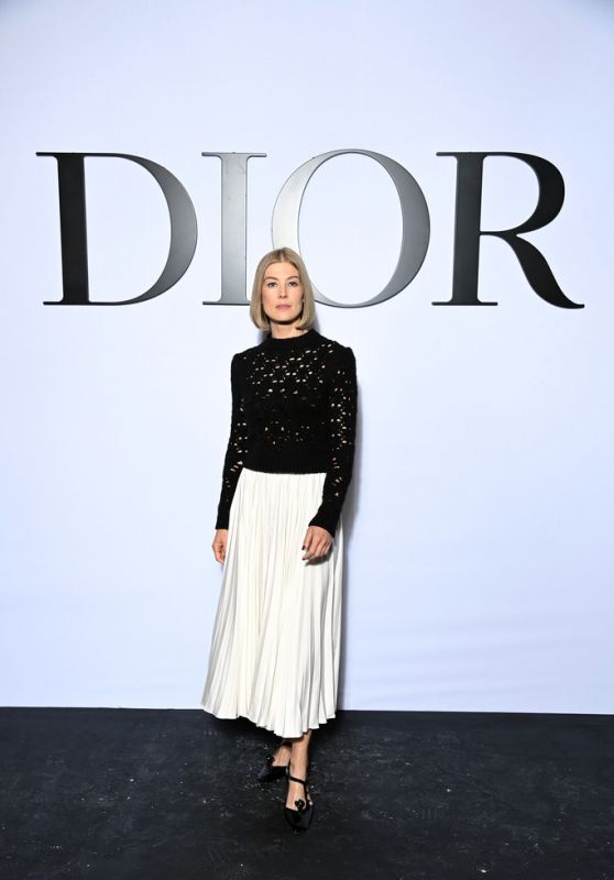 Rosamund Pike – Dior Show at the Paris Fashion Week 09/28/2021