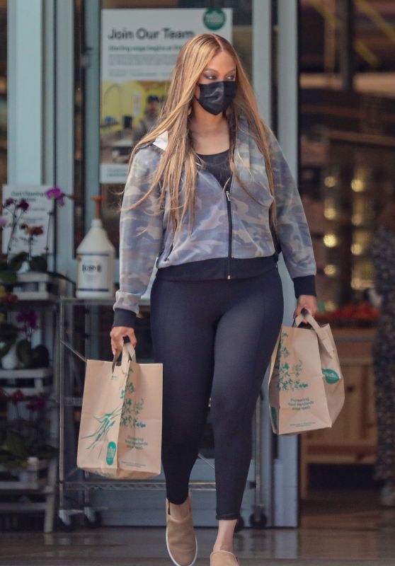 Tyra Banks in Black Leggings at Whole Foods in Malibu 09/15/2021