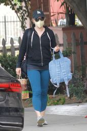Amy Adams at Kreation Organic Juicery in Beverly Hills 10/11/2021