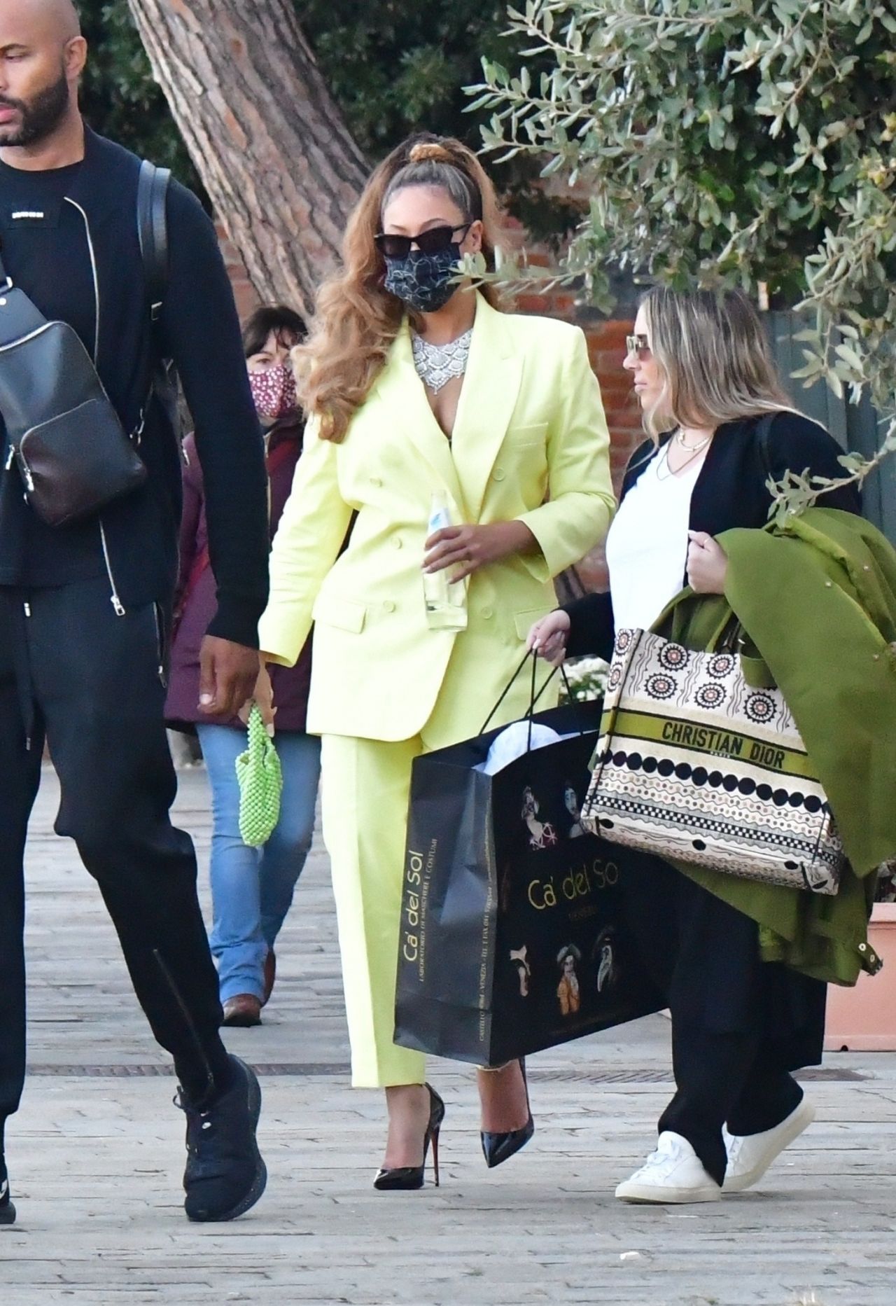 https://celebmafia.com/wp-content/uploads/2021/10/beyonce-out-in-venice-10-17-2021-1.jpg