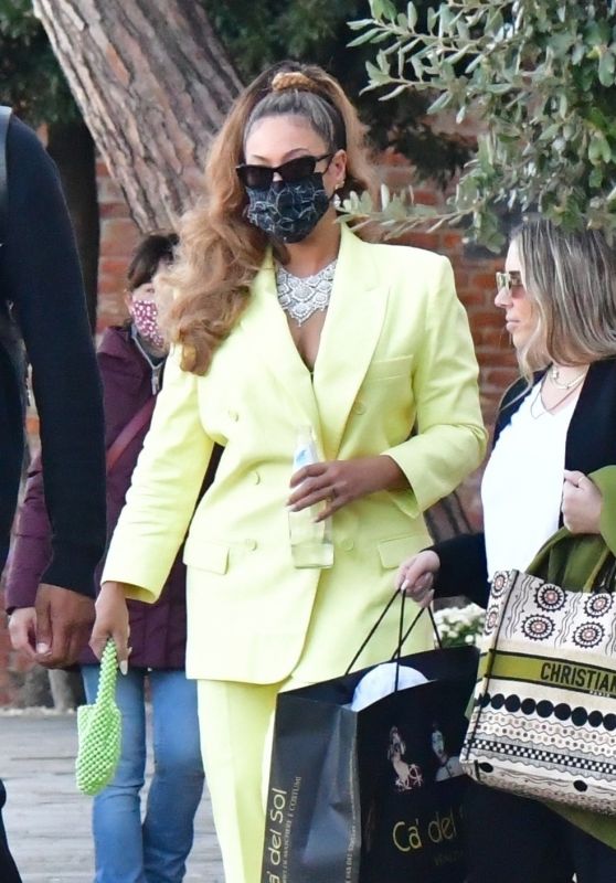 Beyonce - Out in Venice 10/17/2021