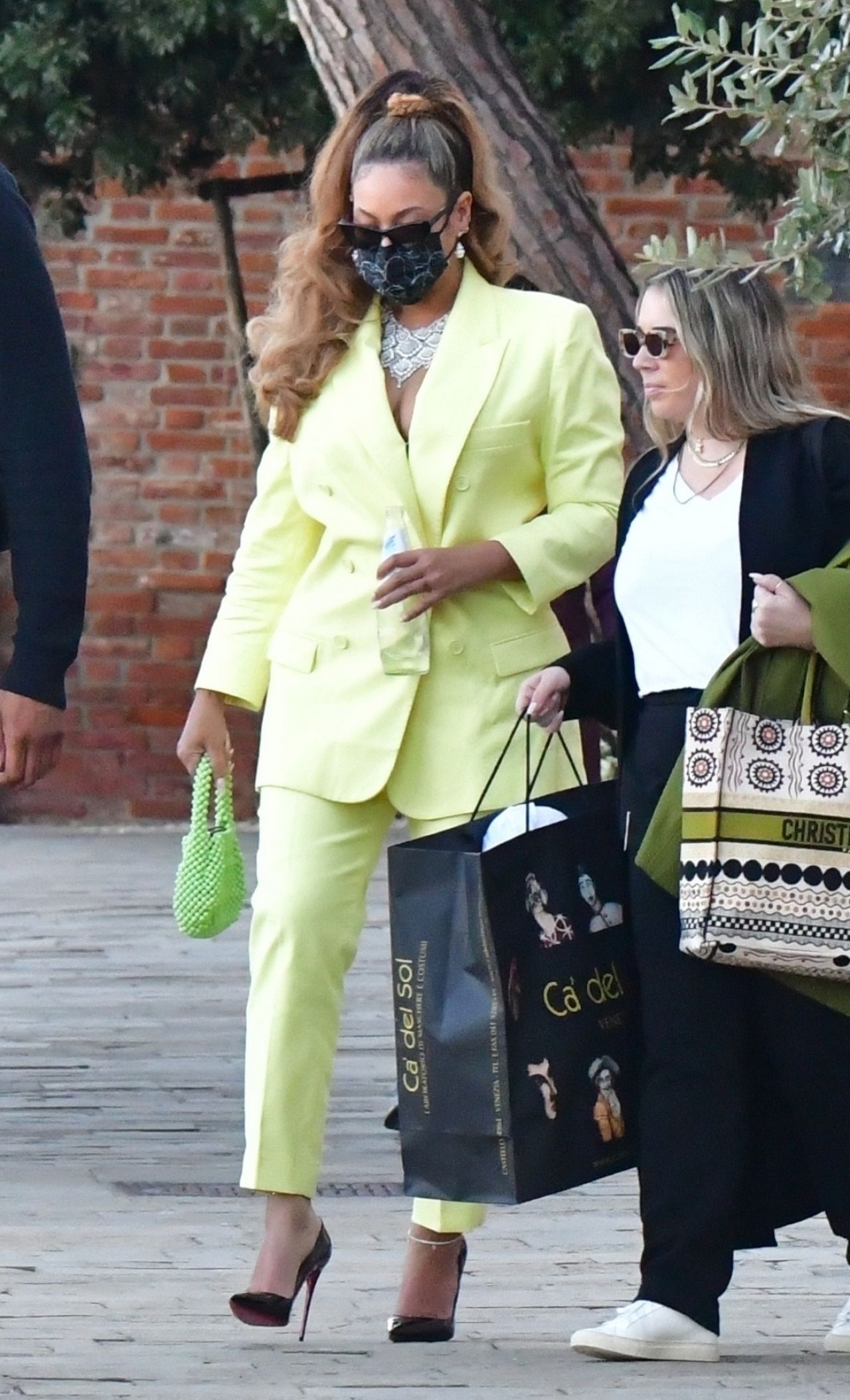 https://celebmafia.com/wp-content/uploads/2021/10/beyonce-out-in-venice-10-17-2021-3.jpg