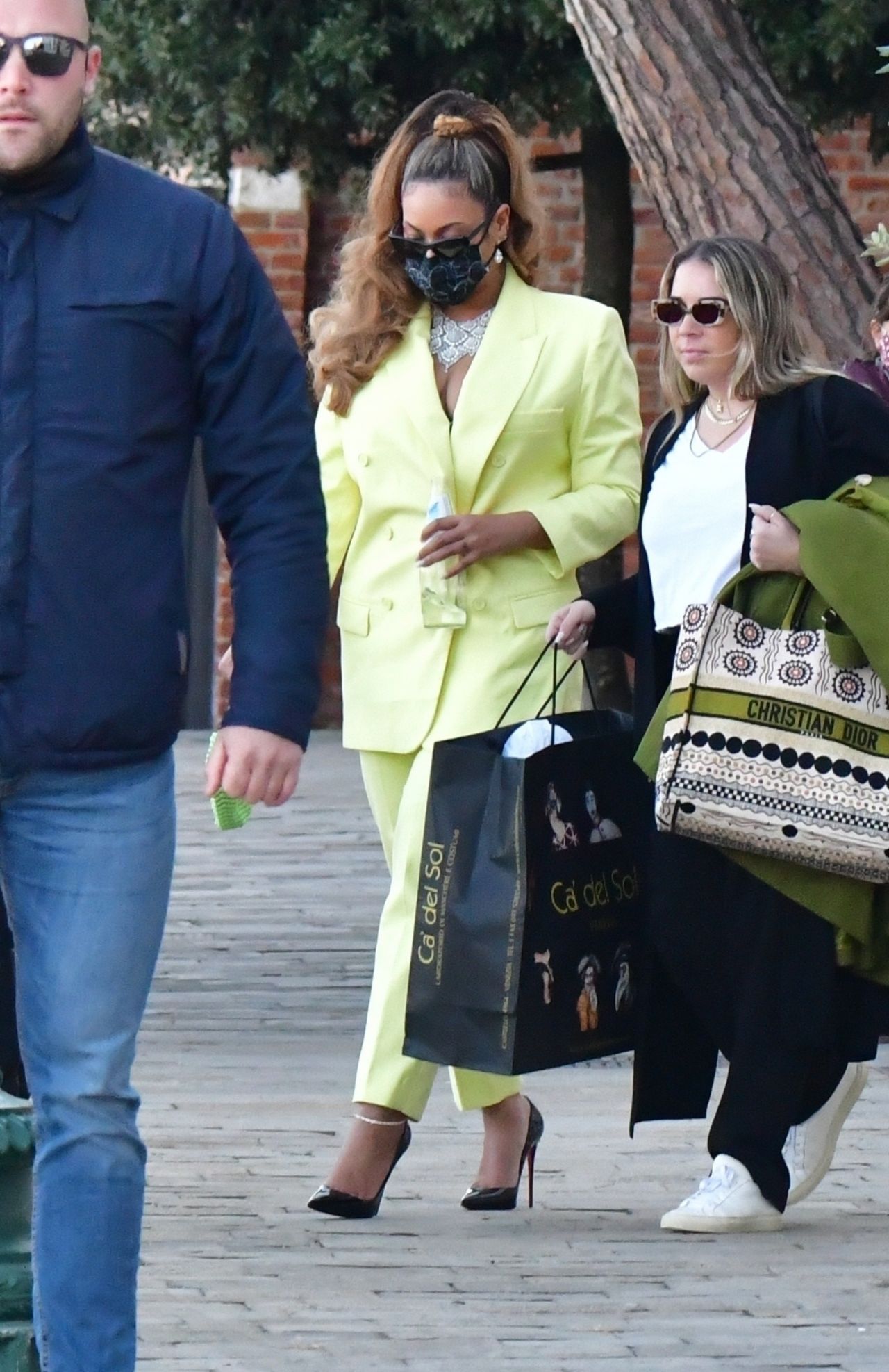 https://celebmafia.com/wp-content/uploads/2021/10/beyonce-out-in-venice-10-17-2021-4.jpg