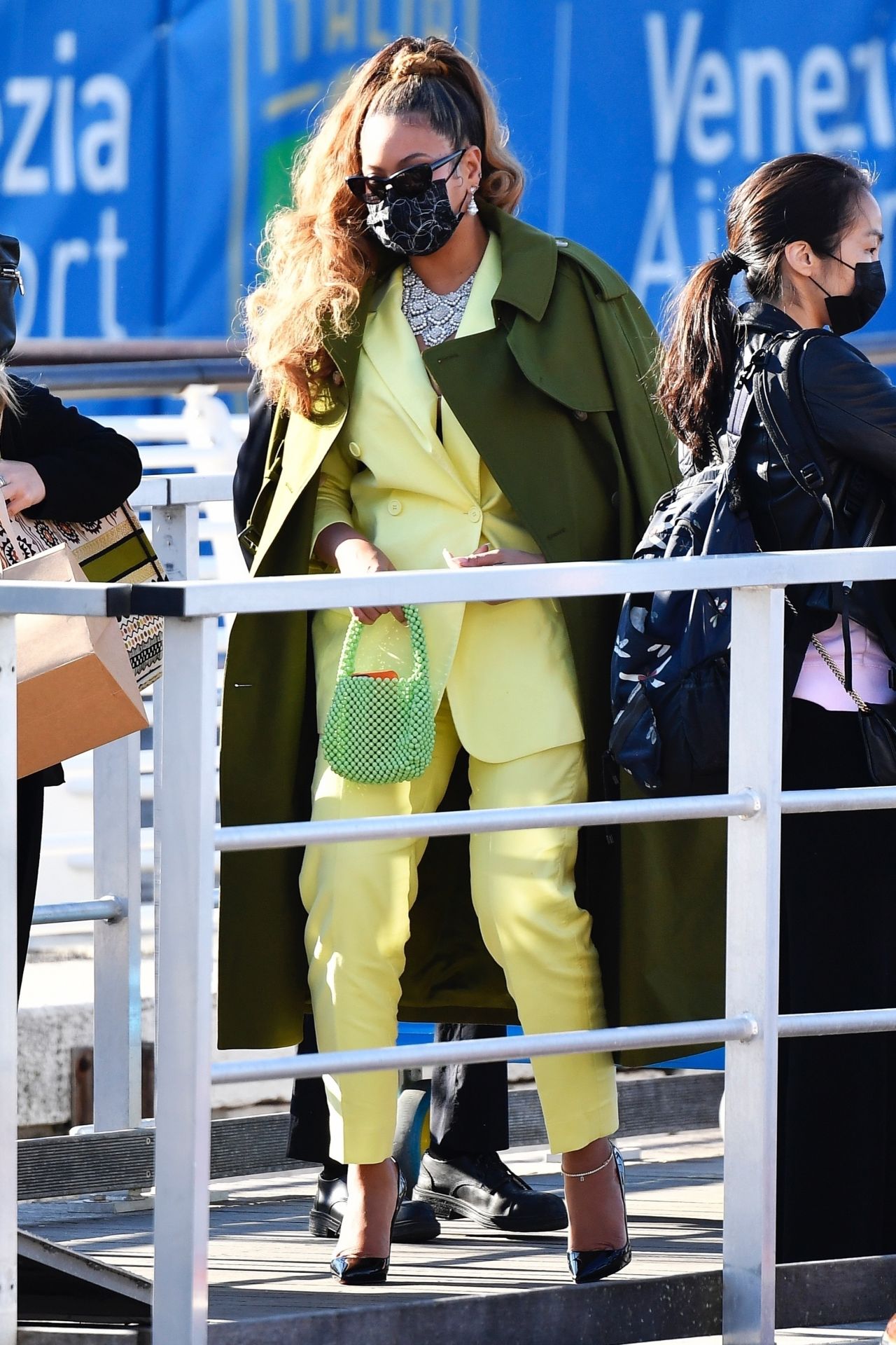 https://celebmafia.com/wp-content/uploads/2021/10/beyonce-out-in-venice-10-17-2021-6.jpg