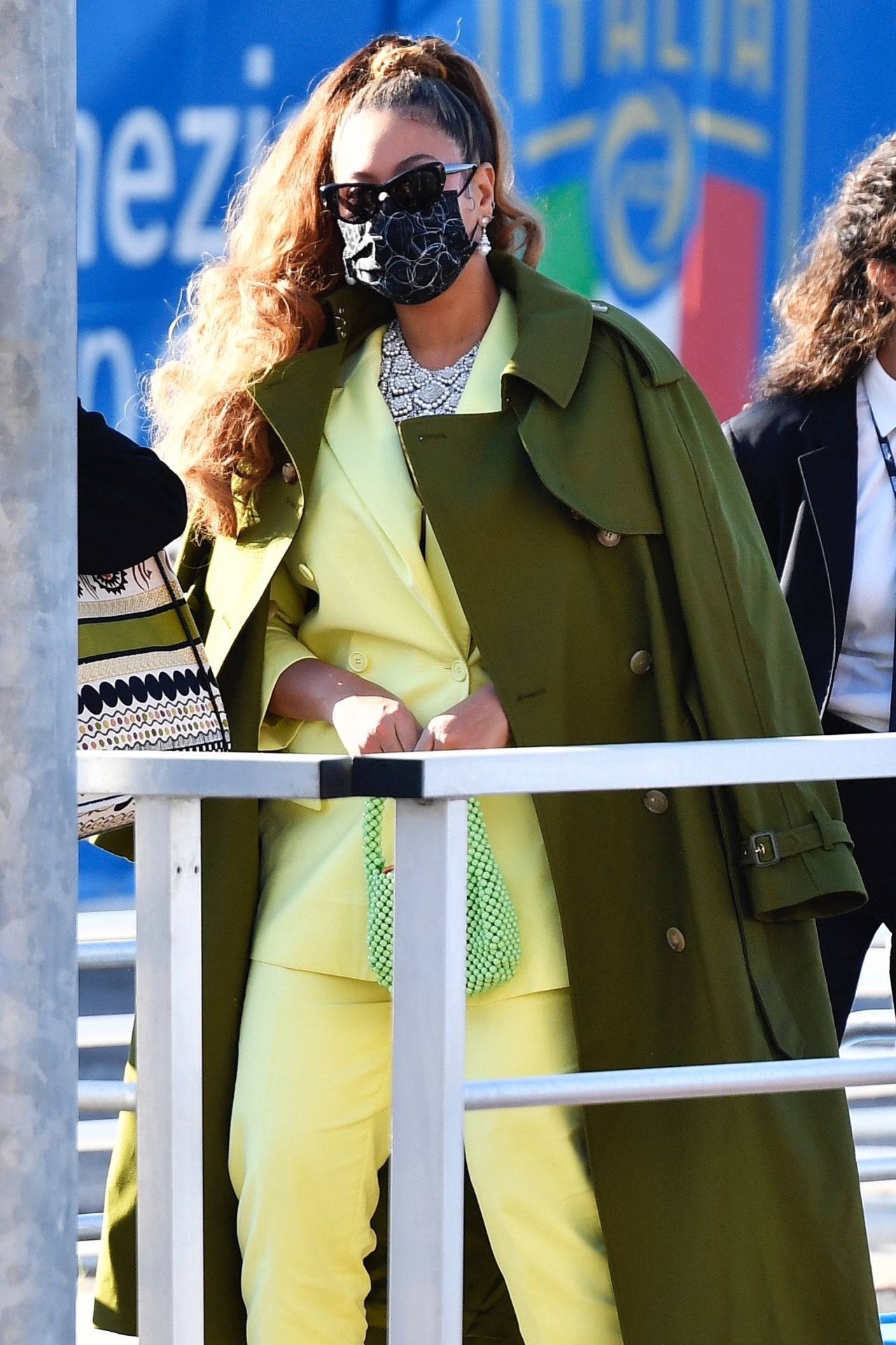 https://celebmafia.com/wp-content/uploads/2021/10/beyonce-out-in-venice-10-17-2021-9.jpg