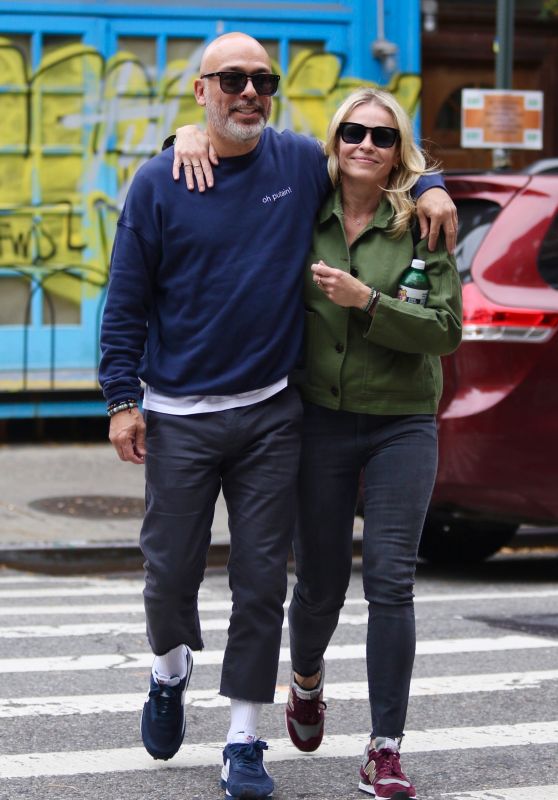 Chelsea Handler - Stroll in New York City 10/14/2021