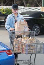 Chrissy Teigen - Grocery Shopping at Bristol Farms in LA 10/06/2021