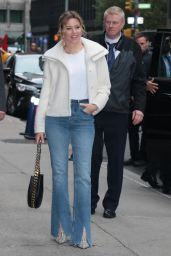 Elizabeth Banks Street Style - Arrives at The Late Show with Stephen Colbert in NYC 10/27/2021 
