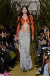 Gigi Hadid Walks Coperni Womenswear Spring/Summer 2022 Show in Paris 09/30/2021