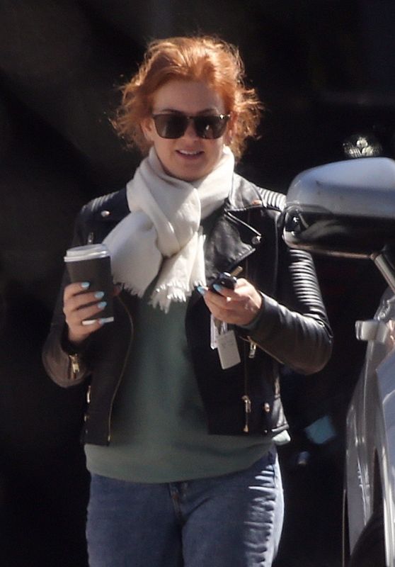 Isla Fisher - Out in Perth 10/12/2021