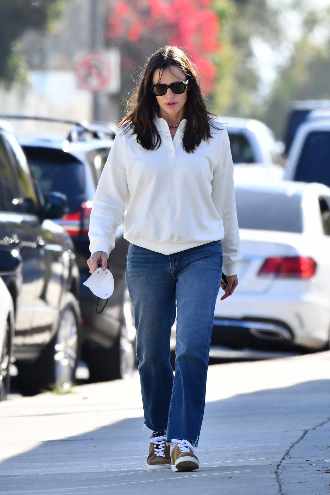 Jennifer Garner in a White Sweatshirt and Jeans - Brentwood 10/14/2021 ...