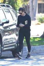 Jennifer Garner in Black Leggings and a Black Sweatshirt - Brentwood 10/27/2021