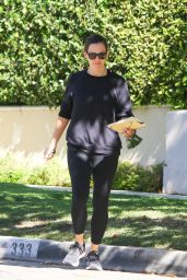 Jennifer Garner in Black Leggings and a Black Sweatshirt - Brentwood 10/27/2021