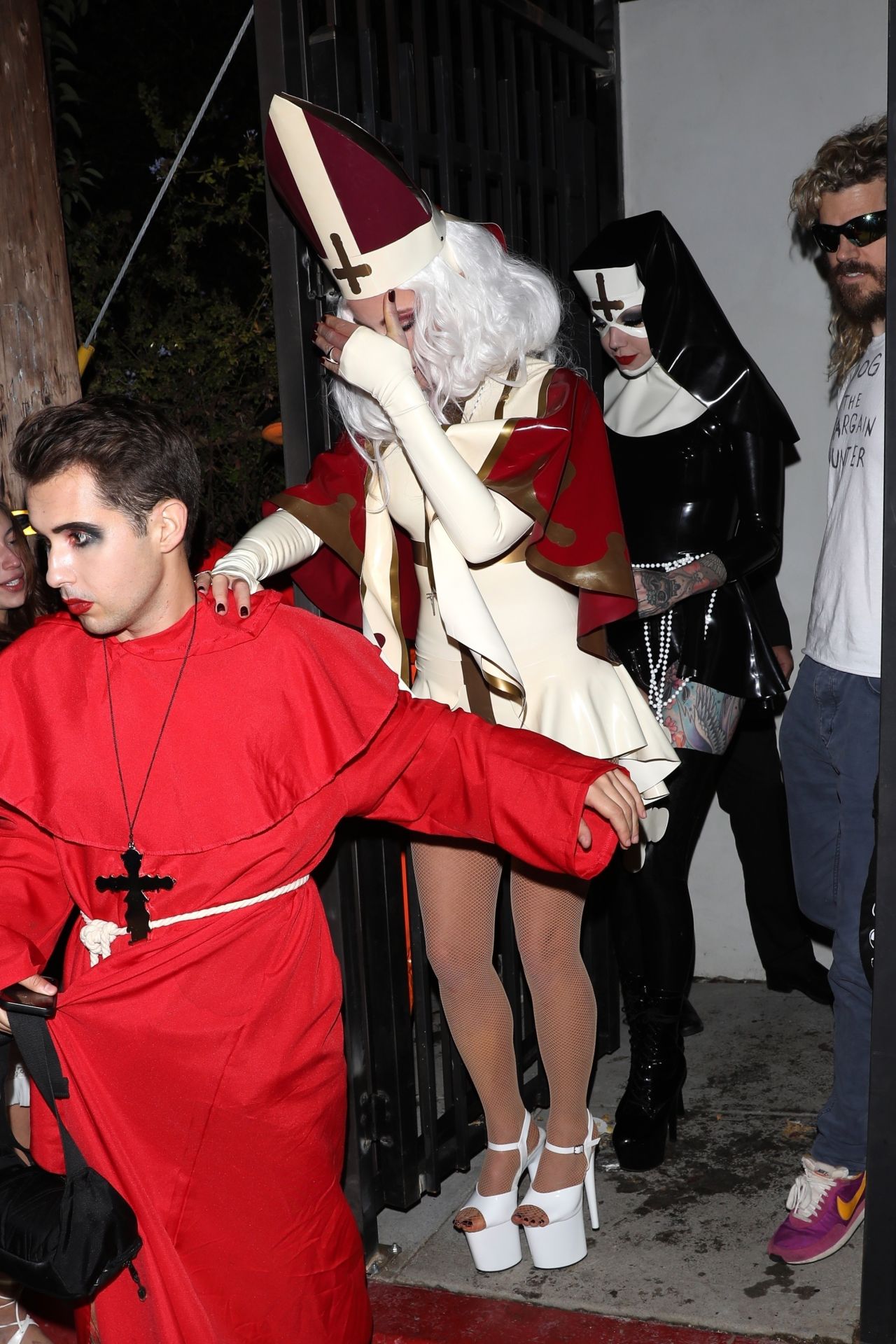 Kate Beckinsale Halloween Party in Los Angeles 10/30/2021 • CelebMafia