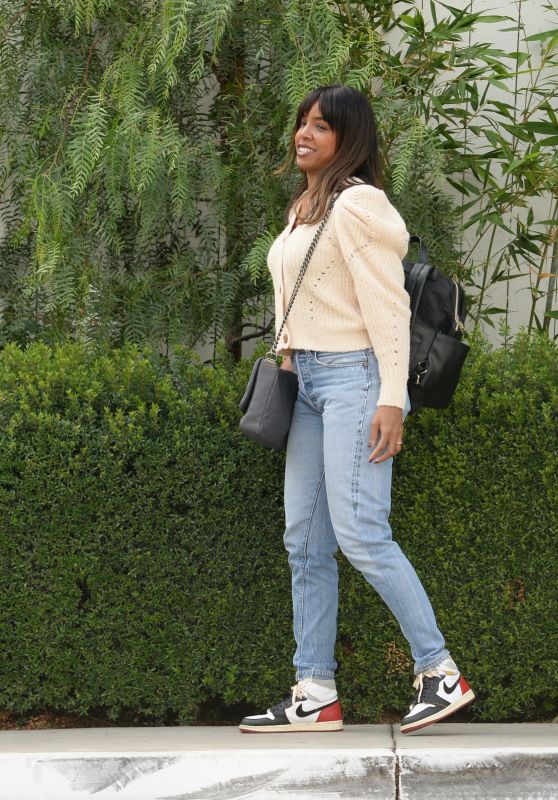 Kelly Rowland at San Vicente Bungalows in West Hollywood 10/24/2021