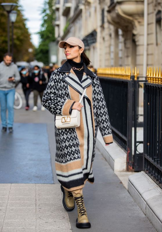Olivia Culpo Street Fashion - Paris 09/30/2021