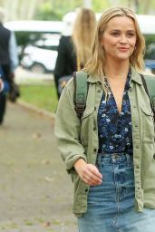 Reese Witherspoon - "Your Place or Mine" in the Park in Brooklyn 10/04/2021