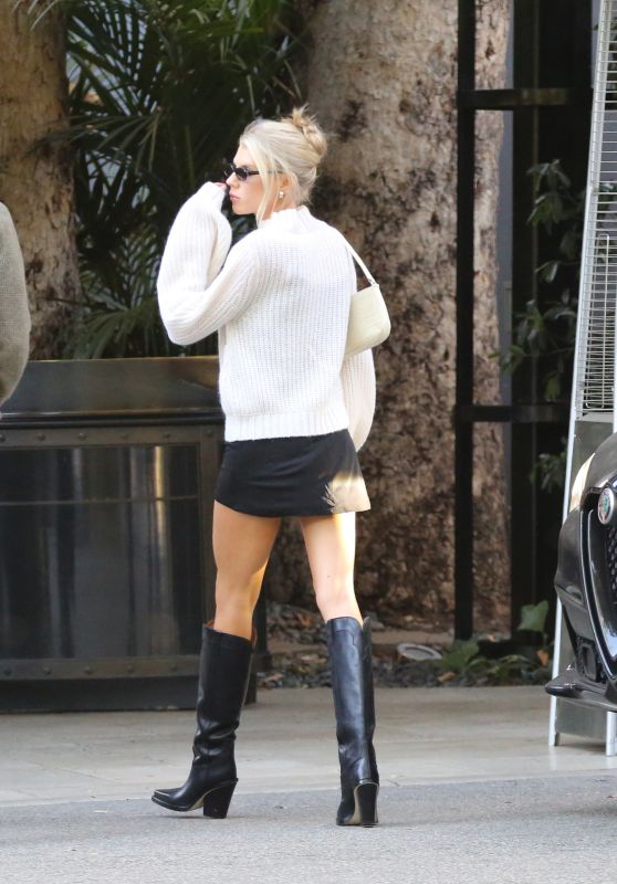 Charlotte McKinney - Out in Los Angeles 11/25/2021