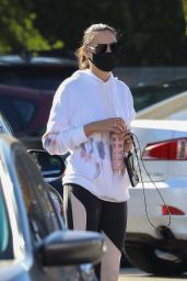 Gal Gadot in a Comfy Outfit - Los Angeles 11/24/2021