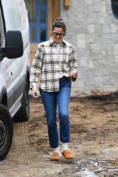 Jennifer Garner - Checks on Her House Under Construction in Brentwood 11/03/2021