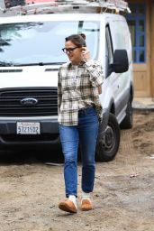 Jennifer Garner - Checks on Her House Under Construction in Brentwood 11/03/2021