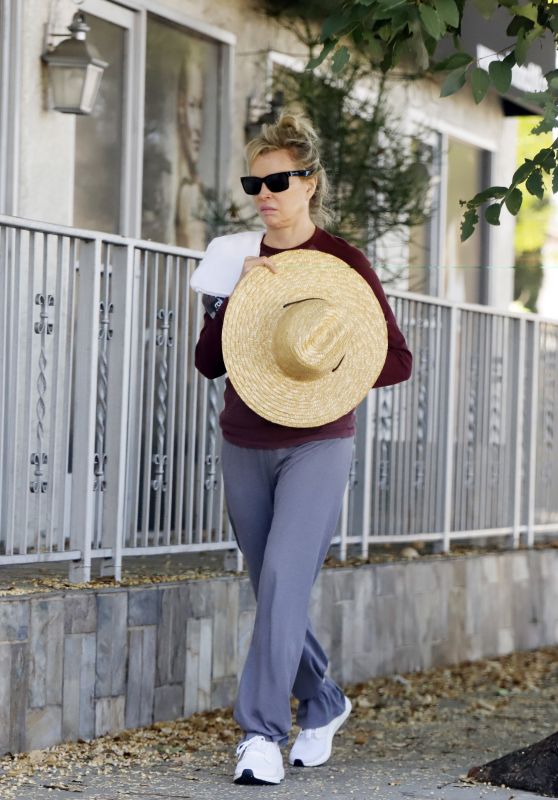 Kim Basinger - Out in Los Angeles 11/27/2021