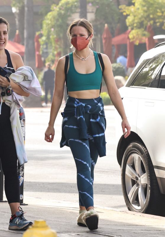 Kristen Bell in Workout Outfit 11/19/2021