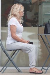 Pamela Anderson Makeup-Free - Malibu 11/09/2021