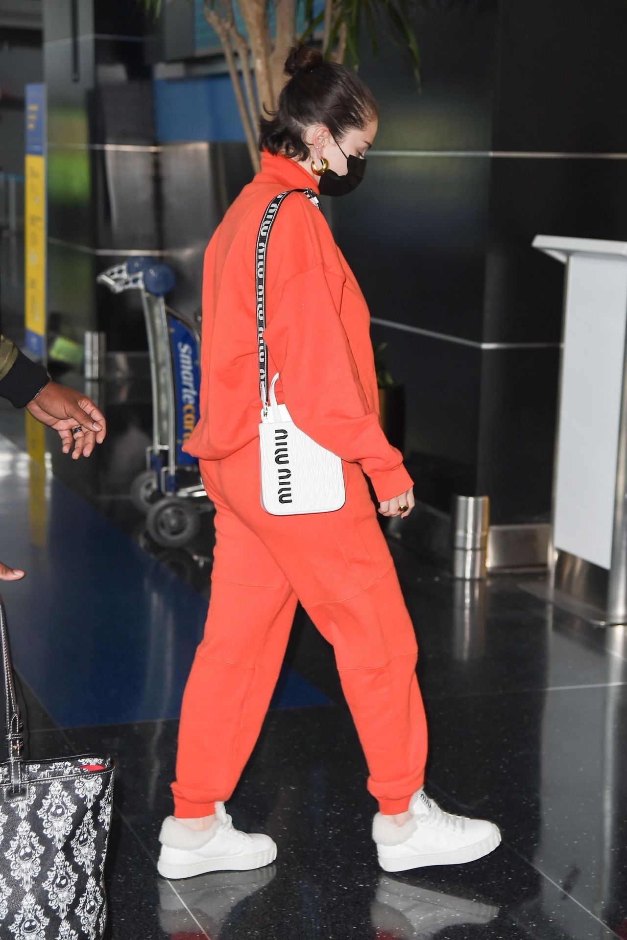 05/08/2022. Selena Gomez - seen arriving at JFK Airport in New York, May  8, 2022 @selenagomez wearing ◯Babaton ・Tabloid Trench Coat Black…