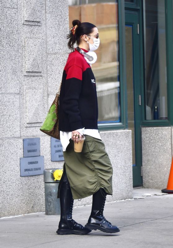 Bella Hadid - Out in New York City 12/23/2021