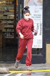 Chantel Jeffries - Stops by The Earth Bar in West Hollywood 12/29/2021