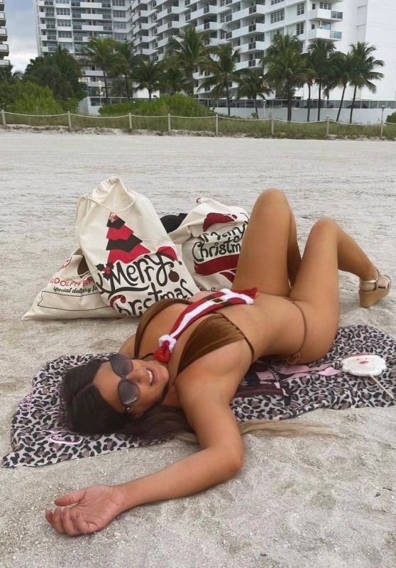 Claudia Romani - Photoshoot for Formula Sea Swim in Miami 12/22/2021