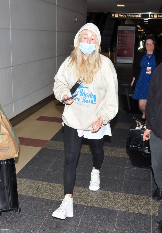 Ellie Goulding in Travel Outfit - Arriving to Washington DC 12/05/2021
