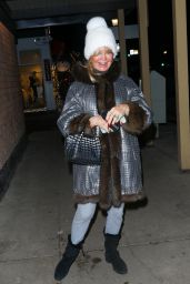 Goldie Hawn - Shopping in Aspen 12/19/2021
