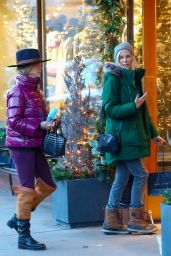 Goldie Hawn - shopping in Aspen 12/21/2021