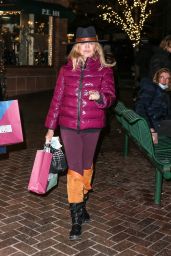 Goldie Hawn - shopping in Aspen 12/21/2021